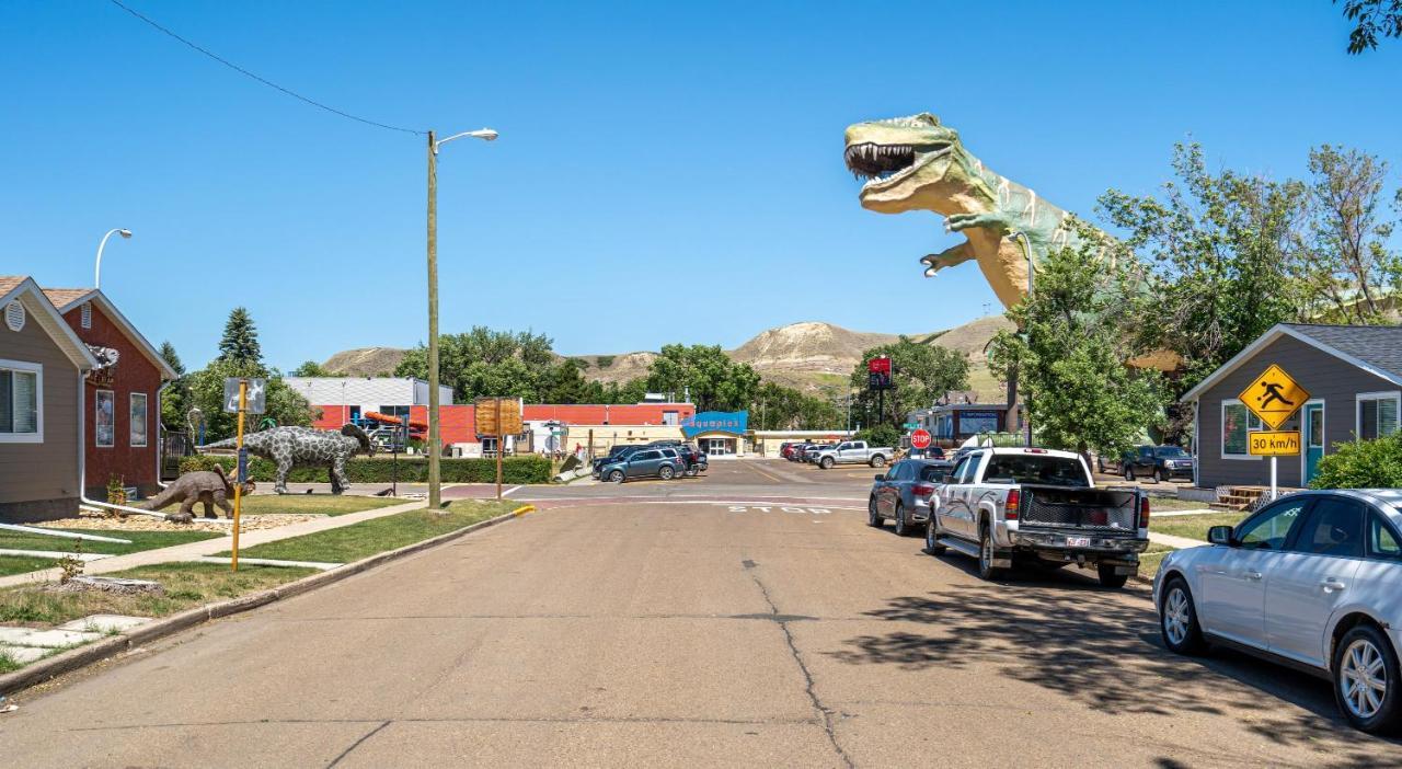 Raptor Retreat L Central L Big Dinosaur L Sleeps 9 Drumheller Exteriér fotografie